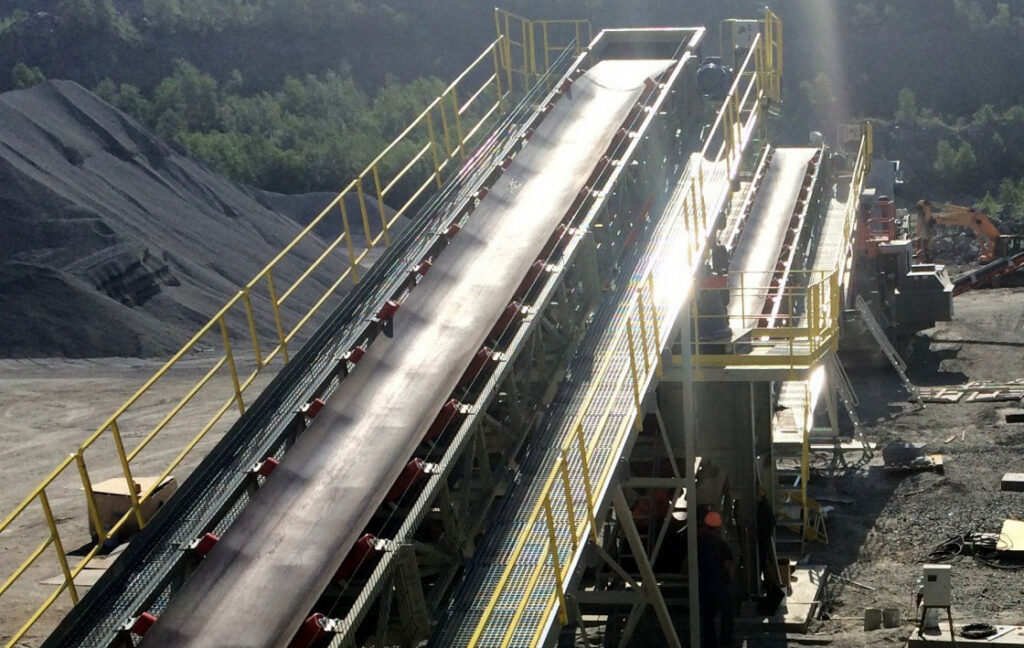 Förderanalage Gummiband mit Rollenstationen